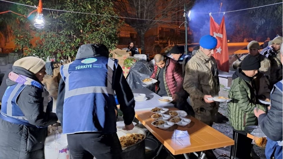 DATÜB Arama Kurtarma Ekiplerine Sıcak Yemek İkram Ediliyor