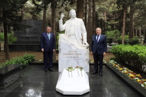 Genel Başkan Ziyatdin Kassanov, Haydar Aliyev’in Kabrini Ziyaret Etti