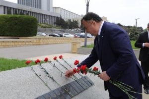 Genel Başkan Ziyatdin Kassanov, Haydar Aliyev’in Kabrini Ziyaret Etti