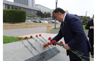 Genel Başkan Ziyatdin Kassanov, Haydar Aliyev’in Kabrini Ziyaret Etti